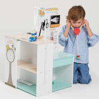 Teamson - Set hospital de madera 3 en 1 para niños, incluye clínica veterinaria, hospital y salón de mascotas, juego de roles para pequeños doctores y veterinarios, juguetes educativos multifuncionales, recomendado a partir de 3 años, 17 piezas - details 3