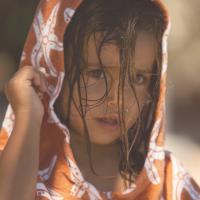 Poncho de Playa y Piscina Sea Stars de Swim Essentials. 65x65 cm. - details 3