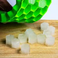 Bandeja de cubitos de hielo con tapa, moldes de hielo de silicona suave, Cubo de hielo en forma de diamante para bebidas y postres, fácil de quitar (verde, 1 paquete) - details 0