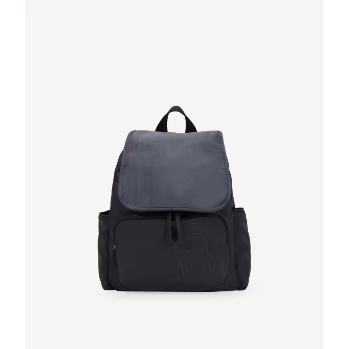Bosanova Mochila con solapa confeccionada en nailon con detalle de logo grabado en el bolsillo frontal y dos bolsillos laterales. Asas de colgar regulables. Cierre con solapa y cremallera. - 1
