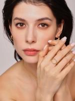 Encanto Anillo envuelto en perlas para mujer de tendencia fría de estilo coreano con diamantes Anillo de oro de 18 quilates chapado en acero de titanio simila,Elegant Versatile Titanium Steel Ring Gold Plated with Pearls and Diamonds Sensible Design - details 0