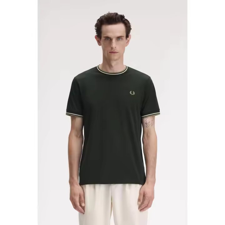 CAMISETA FRED PERRY VERDE BOTELLA RIBETE CREMA - 1