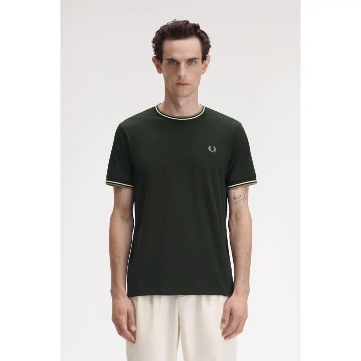 CAMISETA FRED PERRY VERDE BOTELLA RIBETE CREMA - 1