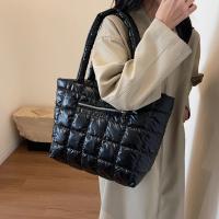 Bolso De Hombro Para Mujer De Invierno De Alta Calidad Tamaño Grande Con Plumas Abrazadera De Moda Bolsa De Brazo Desechable Satchel De Poliéster Con Cierre De Cremallera - details 8