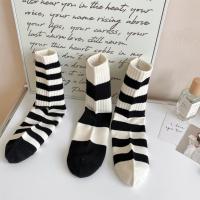 Juego De 5 Pares De Calcetines De Mujer Con Estampado De Rayas Negras Y Blancas Estilo Minimalista Bordados Pentagrama Deportivos Algodón Casual Medio Tobillo - details 4