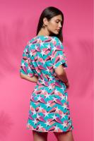 Vestido Kimmel de Minueto. El Vestido Camisero Kimmel de Minueto es una prenda versátil y elegante. Presenta un escote en pico favorecedor, manga corta y un estampado de estrellas que le da un toque único. - details 2