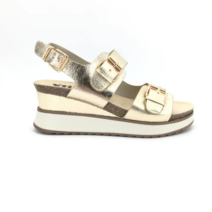 Sandalia Xti para mujer, mod.142883, Sandalia hebillas cuña metalizada y suela blanca - 1