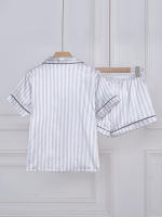 Conjunto De Pijama De Satén Casual Para Mujer Con Estampado Rayado Y Bordado De Letras Con Bolsillo Manga Corta Y Shorts Cuello En V Y Detalles De Botones - details 9