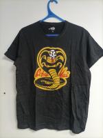 Camiseta Cobra Kai Logo Serigrafía 3 Colores | Karate Vintage Serie Retro | Alta Calidad | Camiseta de manga corta | Unisex Adulto | Estilo ochentero | DrMug - details 1