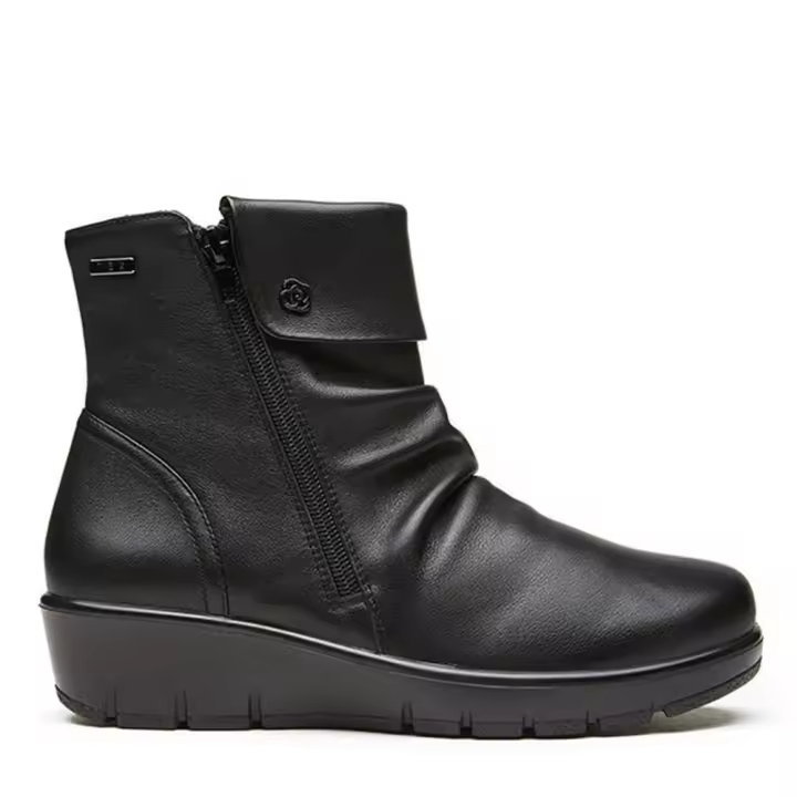 Cómoda  Botín mujer de G Comfort modelo 798 en suave piel negra con detalle arrugado y cremallera. Con membrana impermeable y transpirable. Cómoda cuña ligera Altura Tacón bajo (1-3 cm) Referencia - 1