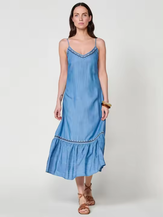 Koroshi Vestido largo efecto denim azul claro para mujer con escote pico y bordado étnico - 1