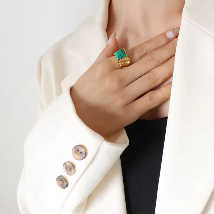 Anillo personalizado ligero de lujo con incrustaciones de piedra de arce de titanio de ojo de tigre natural apilable - 1