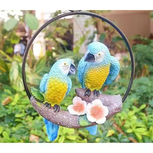 Estatua de jardín para exterior anillo de metal colgante de loro falso resina colgante decoración de pájaros patio trasero balcón decoración pequeña escultura de guacamayo azul rojo para decoración interior al aire libre - 1