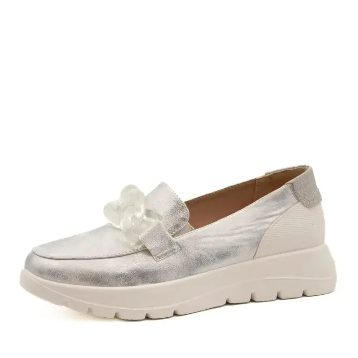 MYSOFT 24M266 Zapato mujer tipo kiowa fabricado en material imitación piel en color platino con detalle de cadena, plantillas extraíbles con memory foam. Doble suela muy ligera y cómoda. - 1
