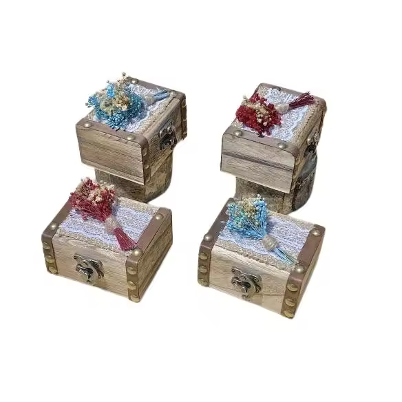 Porta alianzas para boda artesanales en cofre de madera con ramitos de flores naturales preservadas paniculata broom glixias azules blanco roto granate baúl de madera para anillos de boda - 1