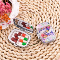 Caja De Medicamentos Portátil Con 2 Compartimentos Organizador De Pastillas Pequeño Caja De Almacenamiento De Metal Con Letras A-O Bonito - details 4