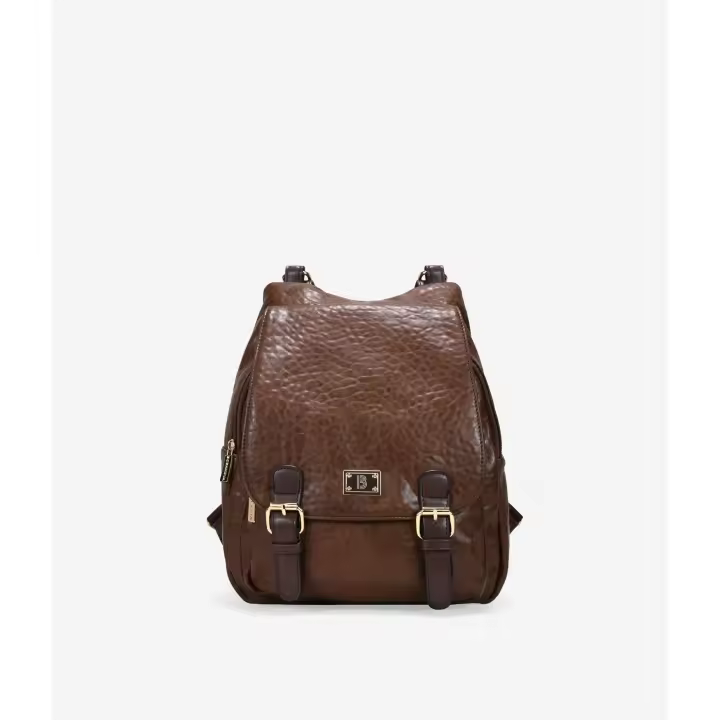 Bosanova Mochila deportiva para mujer con detalle de hebillas metálicas en la solapa, asas de colgar regulables y asa de mano. Cierre con solapa y cremallera. - 1