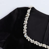 Vestido Negro Pequeño De Moda 2024 Para Mujer Con Cintura Francesa Y Detales De Perlas Vestido De Veludo Largo Manga Cerrada Casual - details 6
