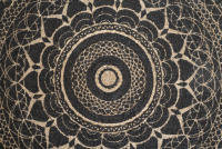 Parentesi Quadra - ALFOMBRA YUTE STAMPATO BLACK, Ø90CM - details 4