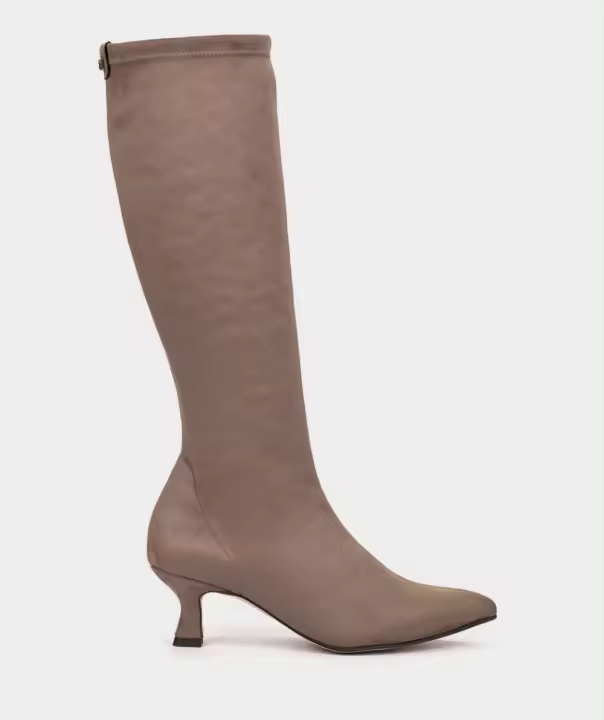 Pedro Miralles Botas de tacón fabricadas en tejido elástico efecto ante de color taupe modelo YANTAI en tonos Marrones. Hecho a mano en España. - 1