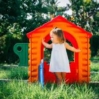 INJUSA - Casa de Juguete The Hut | Casita Infantil para Niños de 2 a 6 Años |  Casa Exterior de Juguete con Puerta de Entrada con Pestillo y Buzón | 2 Ventanas con Persianas | Mostrador Exterior | Multicolor | Decoración Inspirada en las Casas de Troncos - details 2