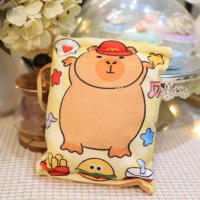 Muñeco De Peluche Kawaii Capybara Con Bolsa De Alimentos Cojín De Tela Suave Para Niños Y Adultos Regalo De Nacimiento Creativo Con 2 Cubos De Capybara - details 3