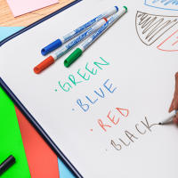 BIC Pack Creativo para Niños - Set de 4 rotuladores Velleda de colores surtidos + Pizarra Blanca doble cara, 1 tijeras, 3 barras de pegamento y 12 lápices de grafito HB - details 2