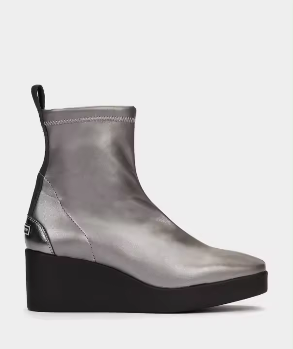 Pedro Miralles Botines de cuña con plataforma de piel vegana elástica en color humo metalizado modelo OSLO en tonos Metalizados. Hecho a mano en España. - 1