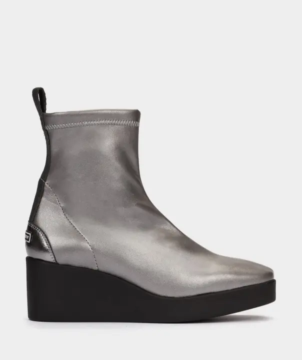 Pedro Miralles Botines de cuña con plataforma de piel vegana elástica en color humo metalizado modelo OSLO en tonos Metalizados. Hecho a mano en España. - 1
