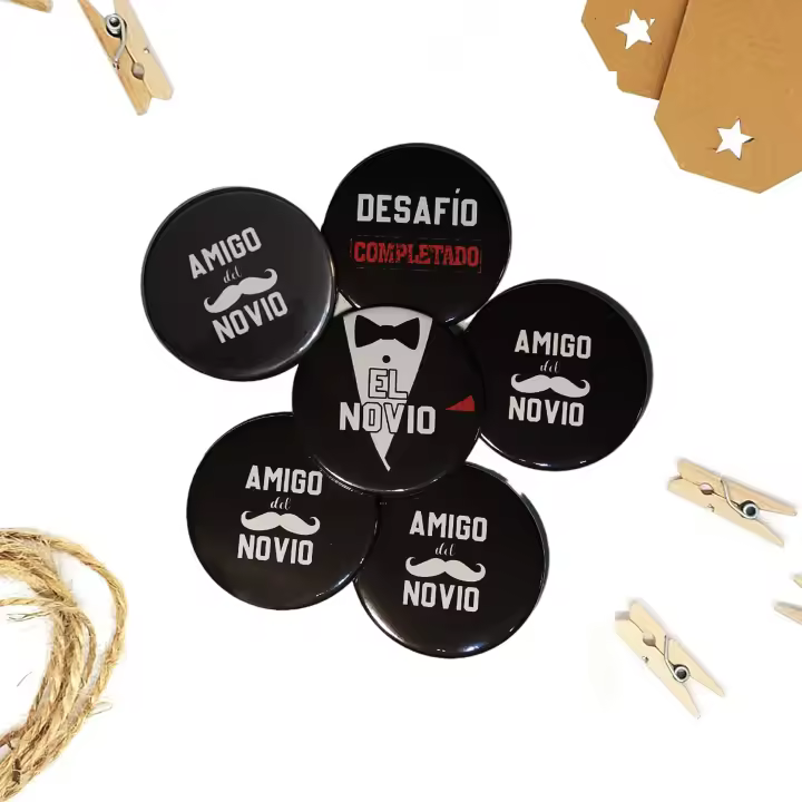 Lulamuk | Packs 12 chapas despedida Soltero | Accesorios decoración fiesta | 1 chapa Insignia Novio 11 chapas equipo novio Regalo Imán Desafío completado | Regalo amigos novio - 1