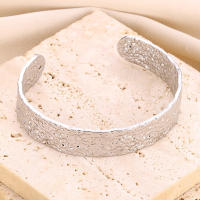Pulsera Abierta Geométrica Vintage Para Mujer En Acero Inoxidable Color Oro Joven Y Elegante Joyería Clásica Regalo Ideal - details 1