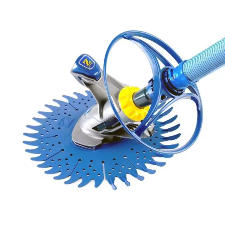 Limpiafondos Hidráulico ZODIAC T3 para piscinas pequeñas y medianas. Se adapta a todo tipo de piscinas y cuenta con un potente motor de aspiración. Evita los obstáculos gracias a su deflector anti-bloqueo e incluye las mangueras TwistLock de Zodiac. - 1