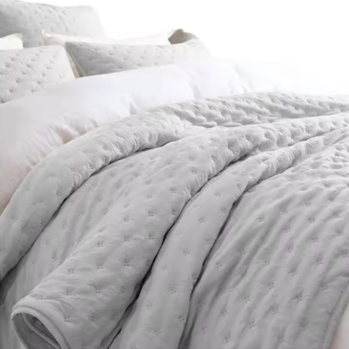 Colcha Bouti Soft Color Gris Liso con Rellenos Acolchado para Vestir la Cama Todo el Año - 1