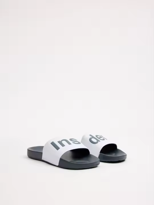 Chanclas de pala blancas y azul marino con letras grabadas, perfectas para tu look de verano INSIDE - 1
