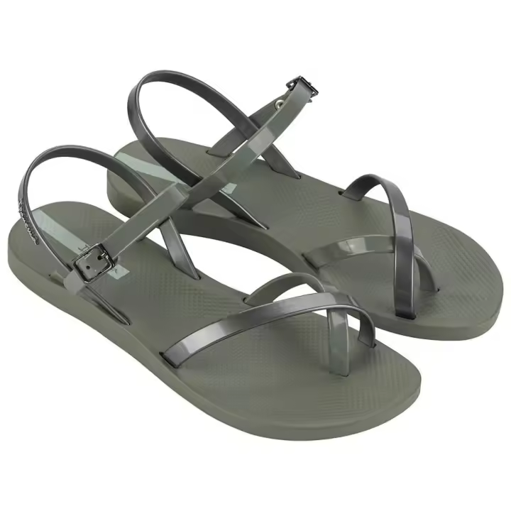 PISCINA IPANEMA 82842 FASHION SAND VIII FEM Chanca de mujer tipo sandalia con tiras en color verde. Cierre mediante hebilla. Fabricada en materiales reciclados. Chanclas veganas. CALZA PEQUEÑO. - 1