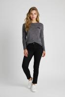 Descubre nuestra camiseta fluida de mujer con cuello redondo, manga larga y bolsillo delantero, tejido suave y elástico ideal para looks diarios cómodos - REF: 9017-1 - details 9