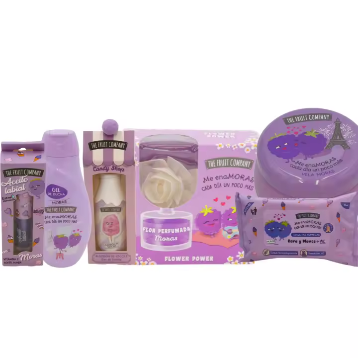 Pack de Ahorro The Fruit Company – Set de 6 Productos con Aroma a Mora en Súper Oferta: Aceite Labial, Vela Ambientadora, Gel de Ducha, Agua de Colonia Algodón de Azúcar, Toallitas Húmedas y Flor Perfumada. Espectacular Fragancia para tu Hogar y Cuidado - 1