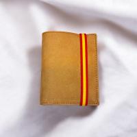 Cartera de piel auténtica para hombre con diseño distintivo de la bandera de España (cinta de cierre) - Fabricada a mano en España - Presentada en bolsa de tela estilo saco - Calidad garantizada - Regalo Especial. Lukkalia - Kids and Us / LKKCME2 - details 0