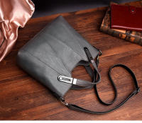 Bolsos de mujer de mediana edad, nuevo estilo, atmosféricos y versátiles, de moda, de cuero suave, de gran capacidad, bolsos de un solo hombro y bandolera. - details 8
