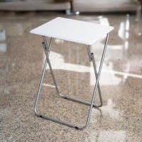 Mesa auxiliar plegable Jocca. Soporta Hasta 20kg. Tablero MDF laminado con melamina y patas de metal. Compacta y funcional, fácil de guardar debajo de la cama o del sofá. Ideal para ahorrar espacio y usar en Hogar u Oficina. Medidas 48x38x66cm - details 1