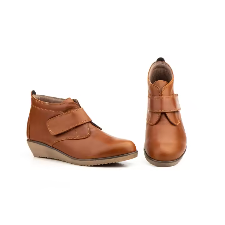 Mº397 Cuero  Hecho en España Botín Mujer Piel Cuero Numeración: 36-41 Marca: Alto Estilo Color: Cuero BOTIN TOBILLERO PIEL MUY SUAVE Y MUY CONFORTABLE AL PIE CON CIERRE VELCRO QUE HACE AUN MAYOR SU COMODIDAD AL PONERLO Y QUITARLO - 1