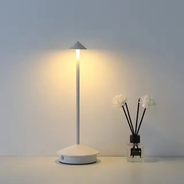 Lámpara De Mesa LED De Metal Táctil En Tres Colores Luz Ambiental Creativa Recargable Por USB Decoración Exterior Luz Nocturna Para El Hogar - 1