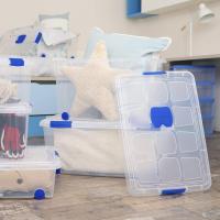 57L - Caja de almacenaje transparente de plástico con tapa, ruedas y cierres a presión - 45 x 62 x 32cm Compartimento para antipolillas , Ideal para ropa y objetos , Fácil manejo y transporte - details 0