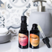 Set Efecto Buena Cara Unisex – Sérum Iluminador Antioxidante & Antiarrugas + Crema Perfeccionadora Hidratante con SPF 25 – Unifica el Tono y Corrige Imperfecciones – Apto para Todo Tipo de Piel – Pack SHINY HAPPY PEOPLE | RFB Reset Free Beauty - details 3