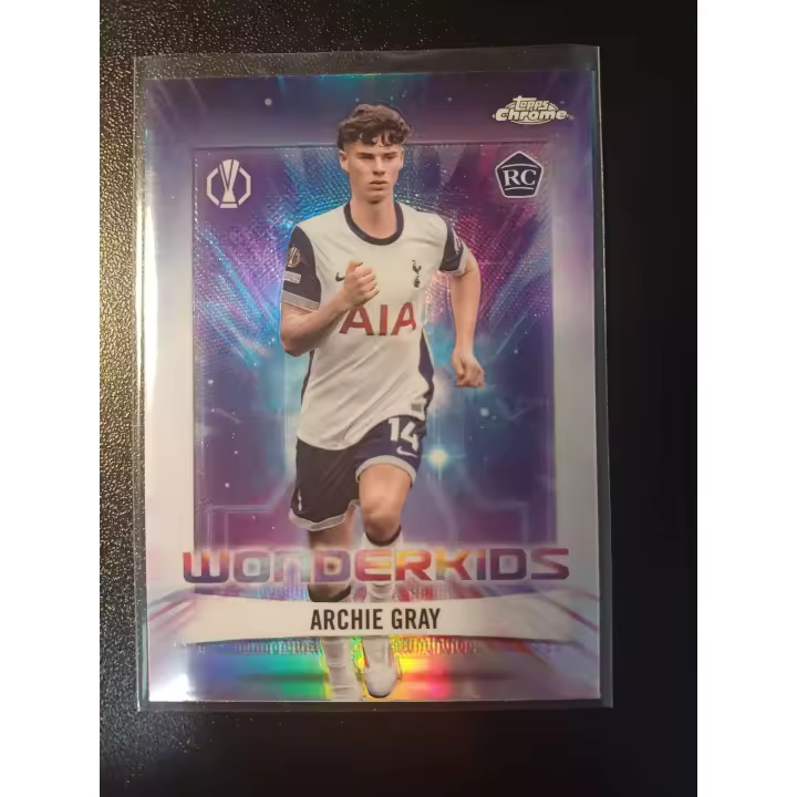 Elije tu carta 2024-25 Topps Chrome® UEFA Club Competitions WONDERKIDS / REFRACTOR  Real Madrid FC Barcelona Manchester City United Aston Villa Borussia Liverpool Atletico Athletic Aston Villa Monaco Bayern - 1