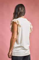 Camiseta Amigas de Anabel Lee."ELLAS SON MI LUGAR FAVORITO. Estoy en un punto que a todo me apunto."     -Camiseta de corte recto y cuello redondo.  -Tirante ancho, acabado en volante crochet.  -Maxi print delantero con detalle de foil. - details 6