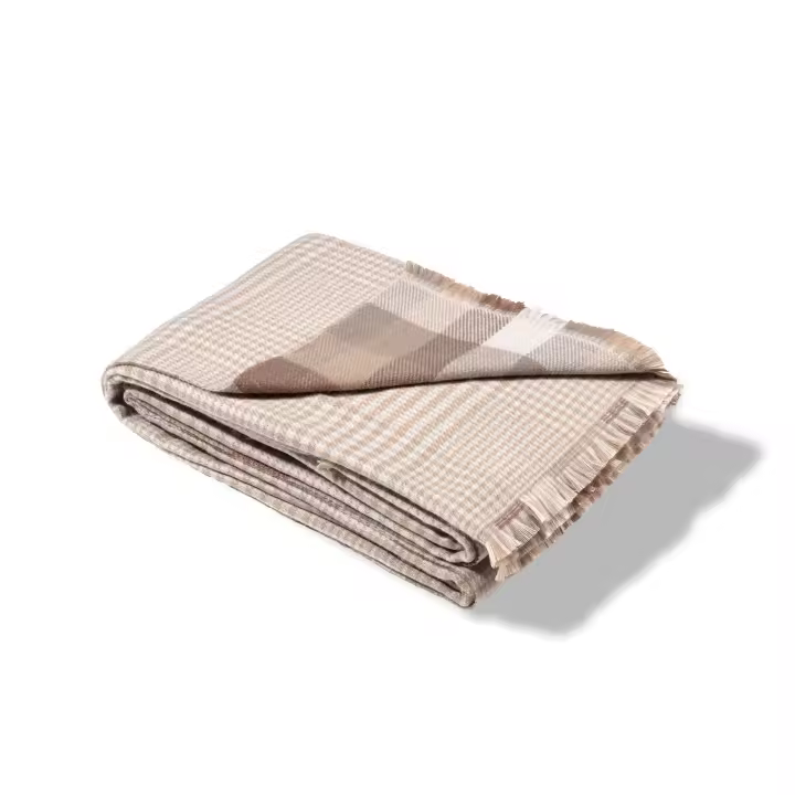 Manterol - Manta plaid reversible cuadros, ideal para sofá o pie de cama con tacto extra-suave acabado en flecos, colores beige, azul y gris disponibles. - 1