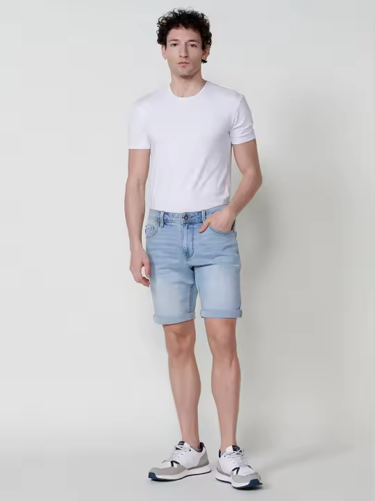 Koroshi Bermuda Denim Regular Fit con Cinco Bolsillos y Efecto Lavado Desgastado en Color Azul Claro para Hombre - 1