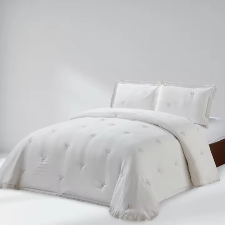Clara Vidal Edredón Rivara Beige Stonewash – Elegante bouti acolchado con detalles románticos y fundas de cojín a juego - 1