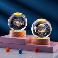 Lámpara De Noche De Cristal 6cm Con Engrado Por Láser Sfera De Vidrio Decoración De Escritorio Para Regalo De Cumpleaños Base De Madera USB - details 8